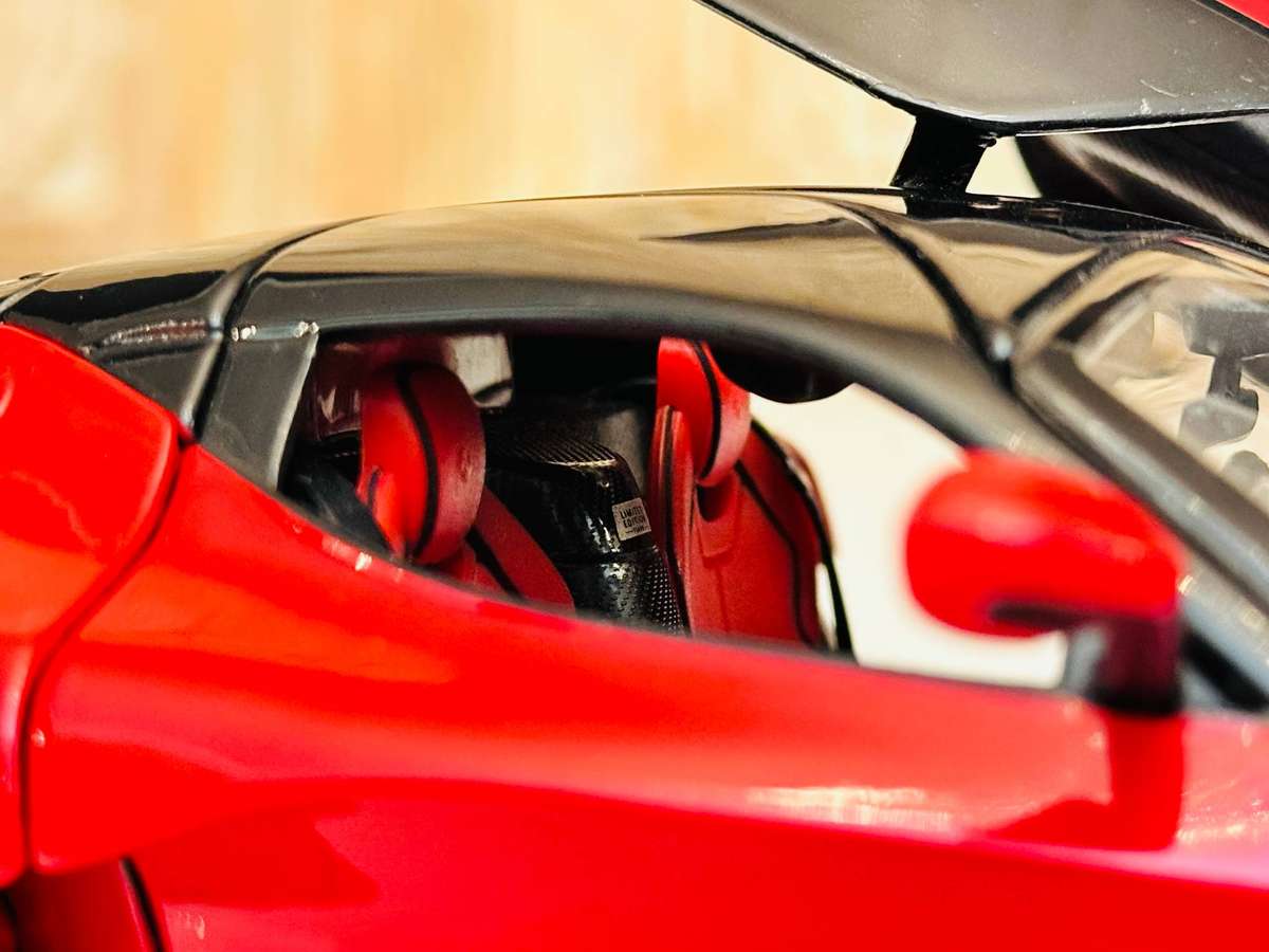 FERRARI Limited Signature Edition La Ferrari 1:18 Model Collectable in Original Box