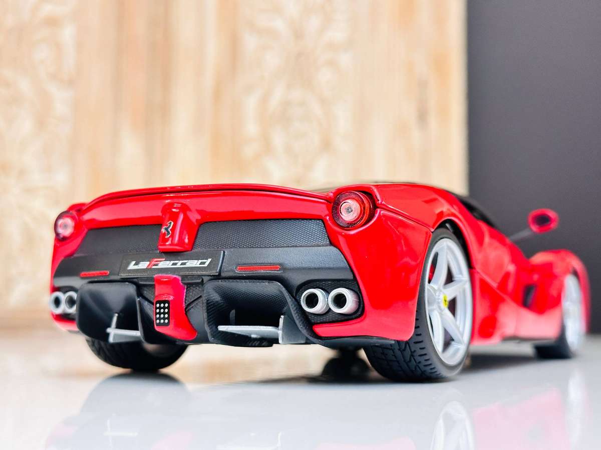 FERRARI Limited Signature Edition La Ferrari 1:18 Model Collectable in Original Box