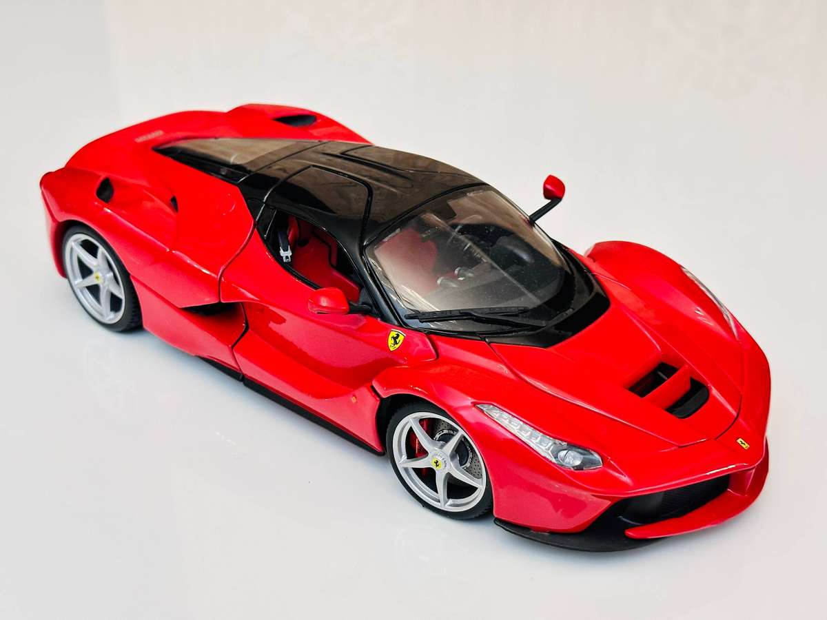 FERRARI Limited Signature Edition La Ferrari 1:18 Model Collectable in Original Box