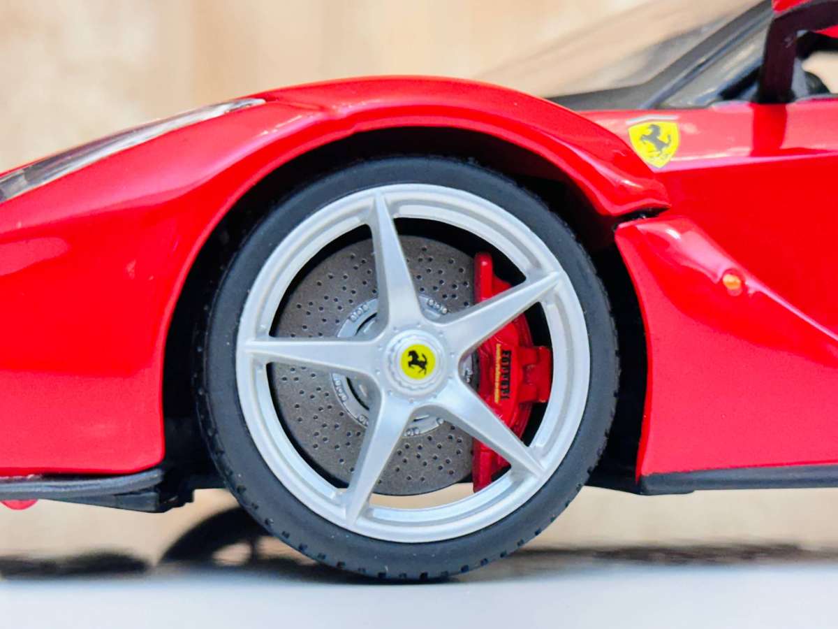 FERRARI Limited Signature Edition La Ferrari 1:18 Model Collectable in Original Box