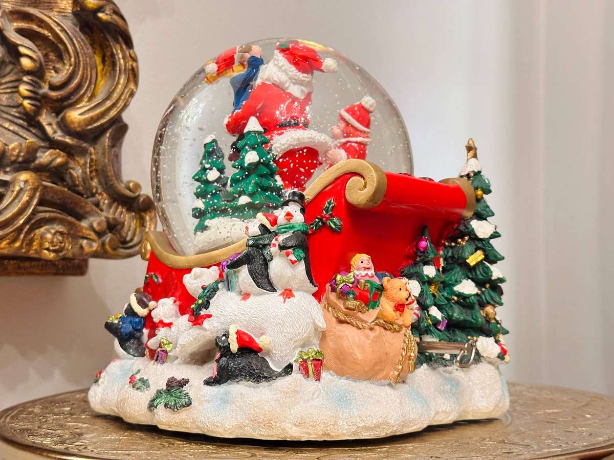 Showstopper Signature Edition Extra Large Musical Light up Self Snowing Snow Globe