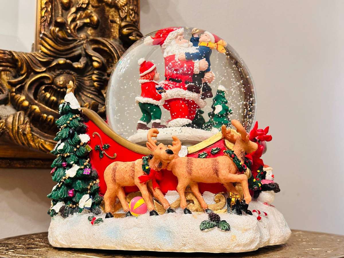 Showstopper Signature Edition Extra Large Musical Light up Self Snowing Snow Globe