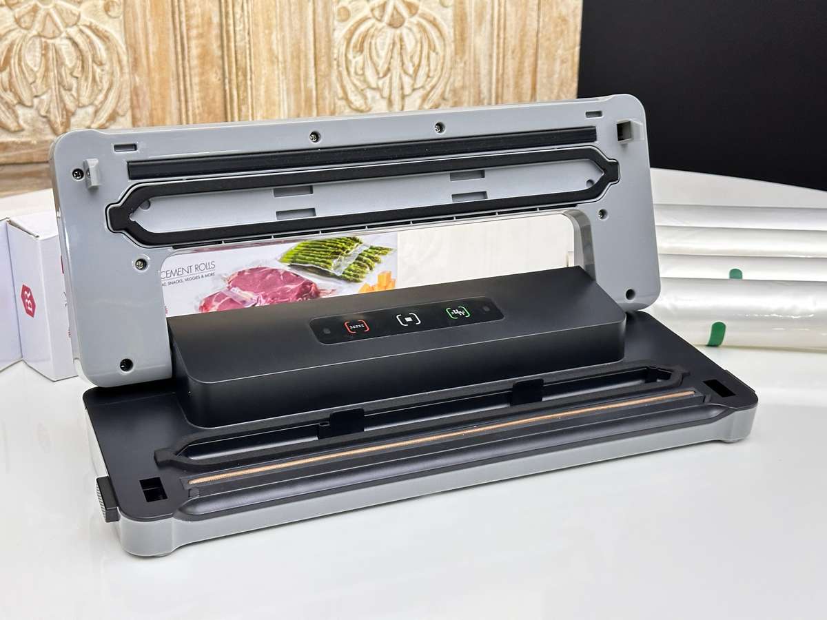 Bennett Read Vacuum Sealer with Vacuum Sealer Rolls