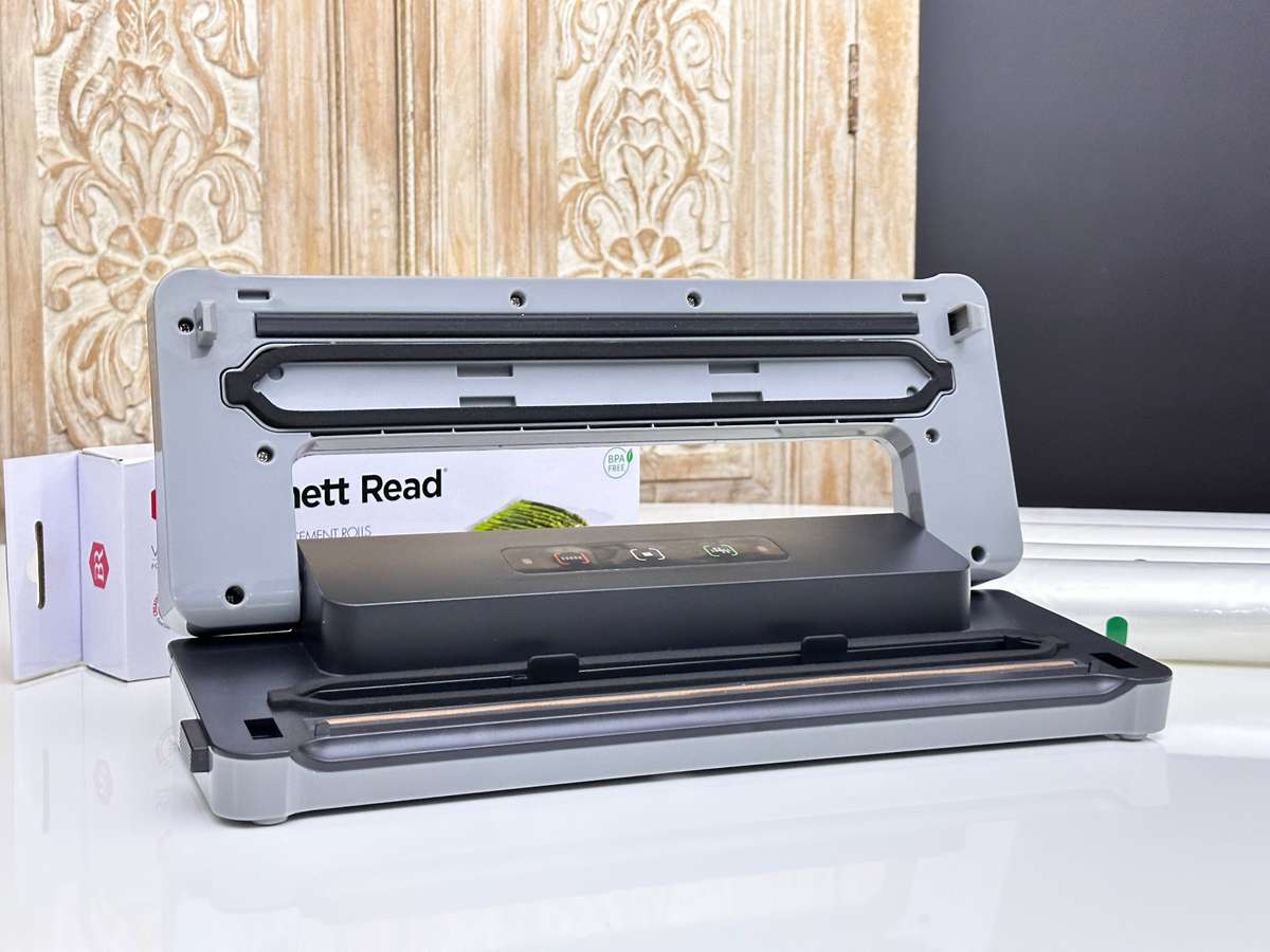 Bennett Read Vacuum Sealer with Vacuum Sealer Rolls
