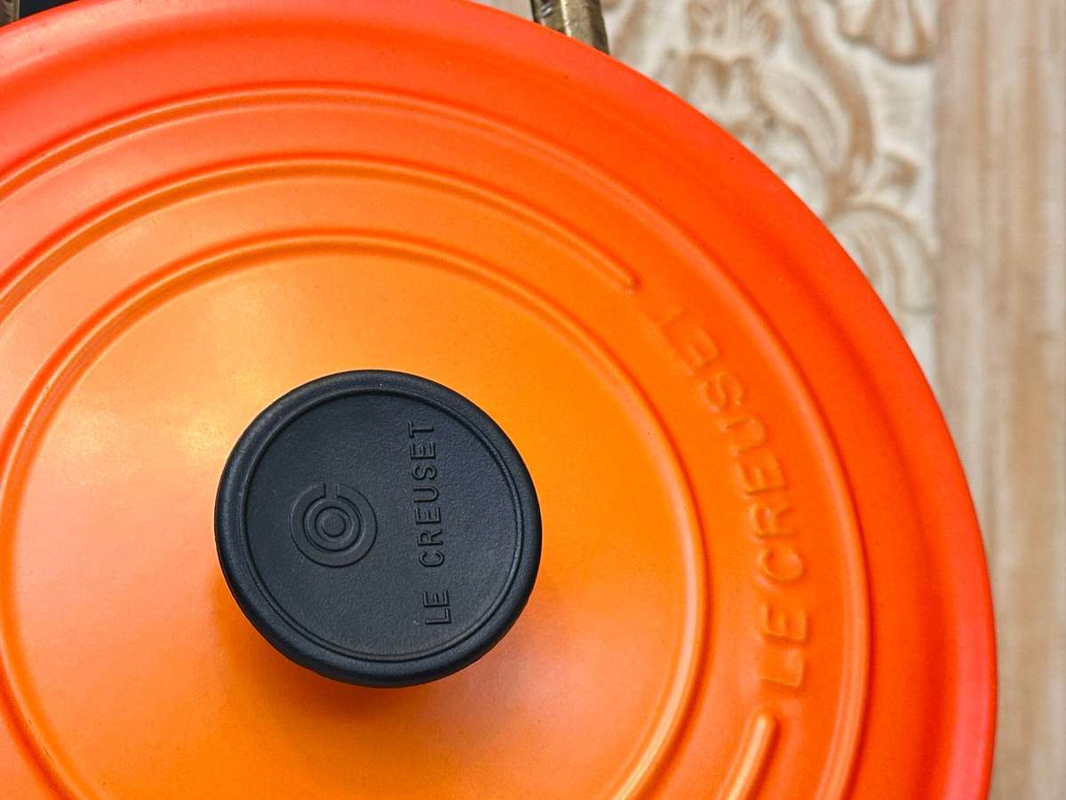 Le Creuset Cast Iron Iconic Signature Large 24cm Round Casserole