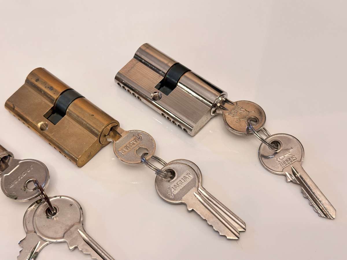 Selection of Cylinder Locks with Keys