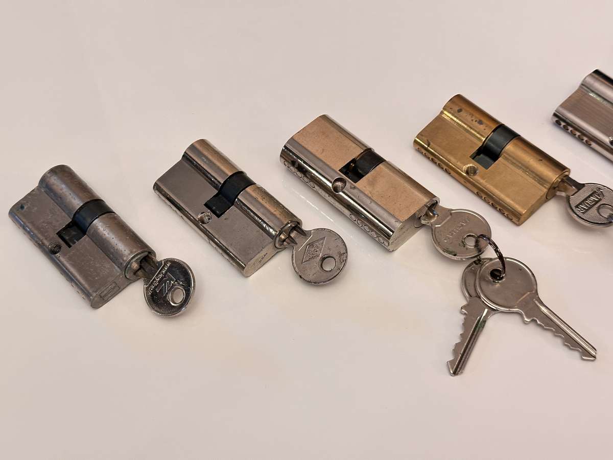 Selection of Cylinder Locks with Keys