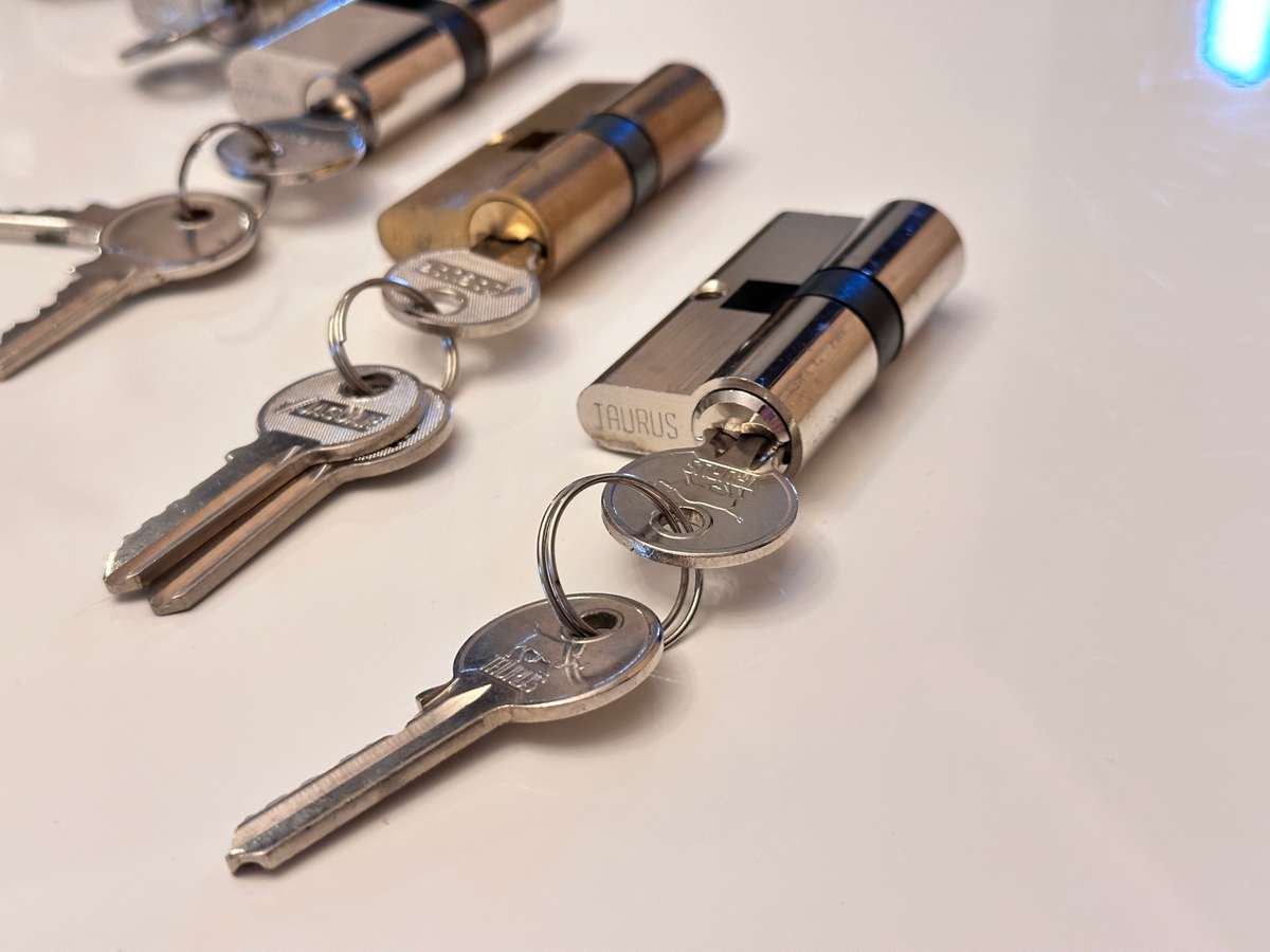 Selection of Cylinder Locks with Keys