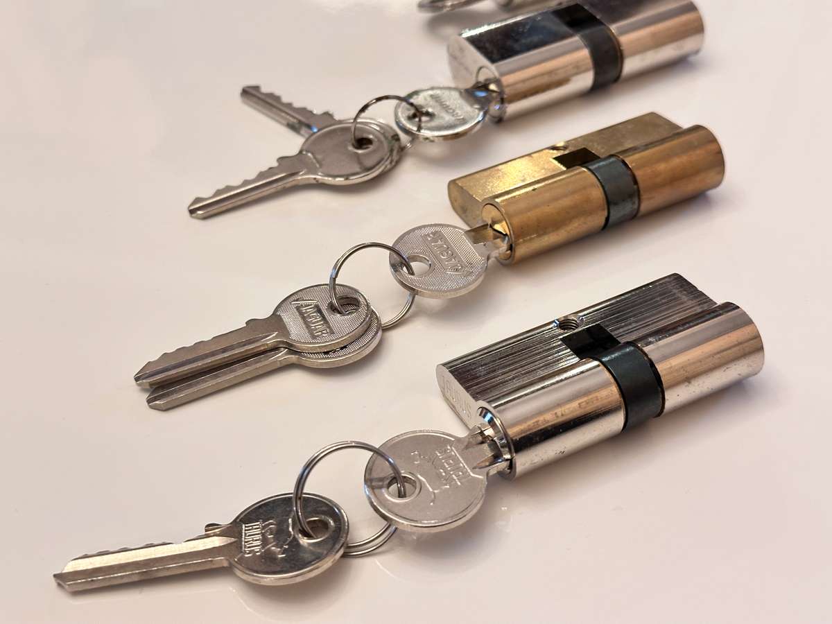 Selection of Cylinder Locks with Keys