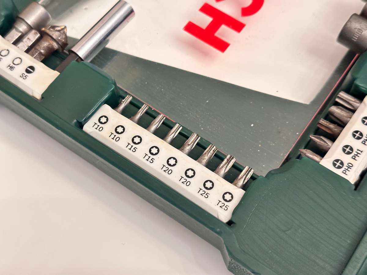 BOSCH Drill Bit / Screwdriver set with Led Torch & Shifter