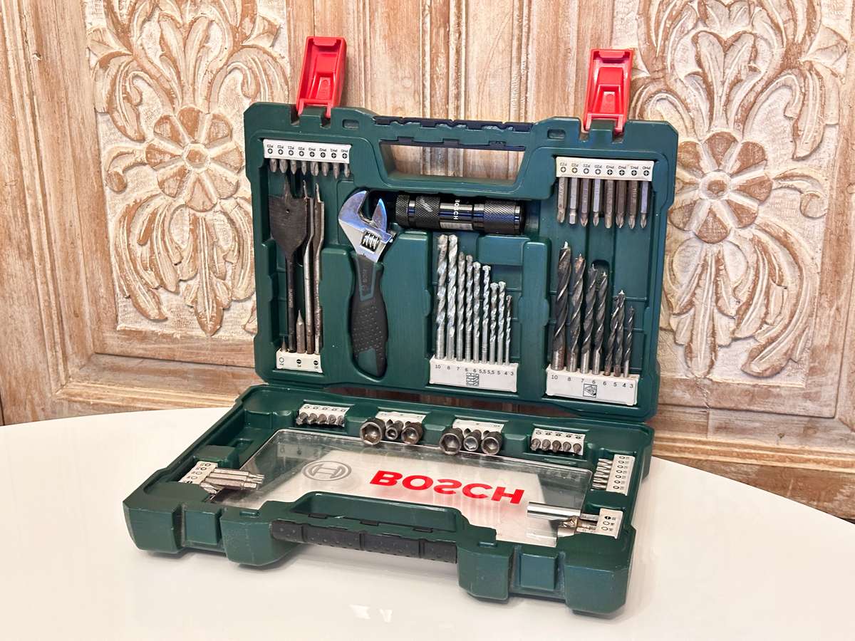BOSCH Drill Bit / Screwdriver set with Led Torch & Shifter