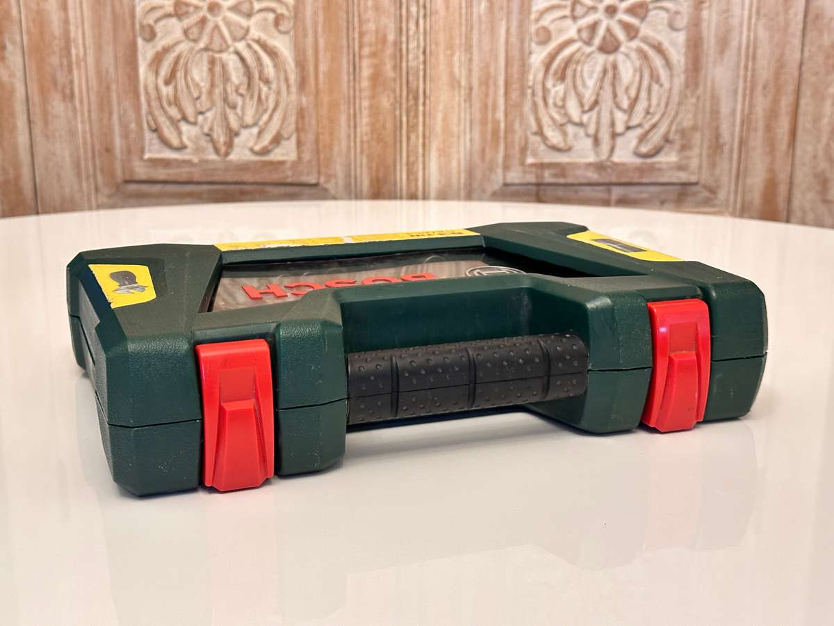 BOSCH Drill Bit / Screwdriver set with Led Torch & Shifter