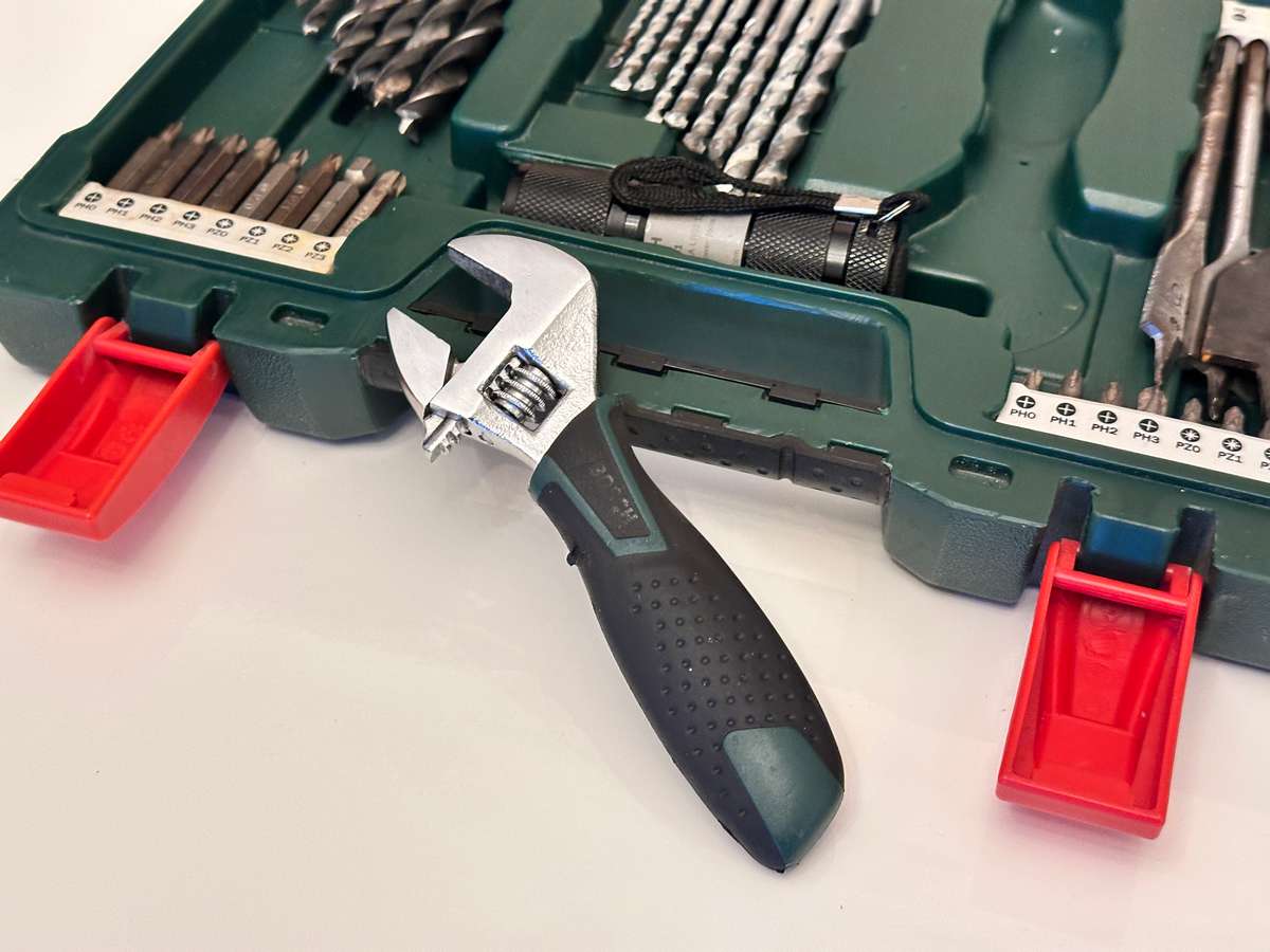 BOSCH Drill Bit / Screwdriver set with Led Torch & Shifter