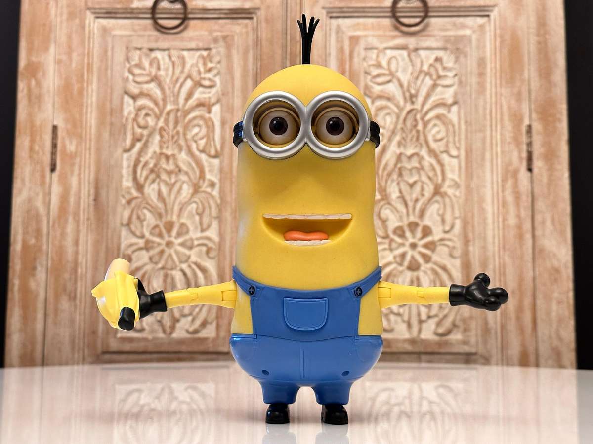 Large Interactive Talking Minion Kevin Collectable with Original Box