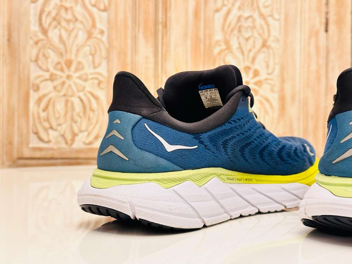 HOKA Arahi 6 Running / Training Shoes