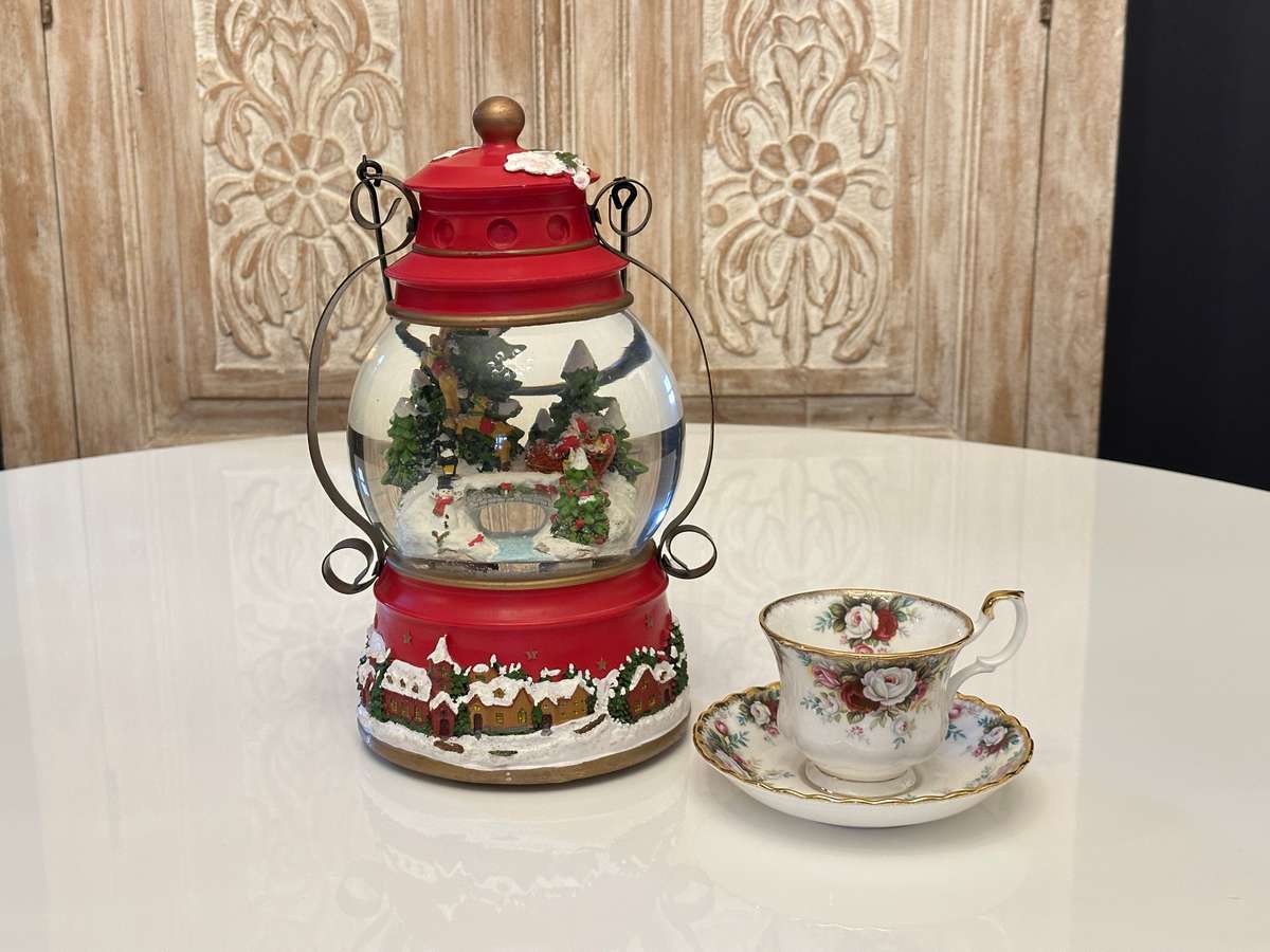 Exquisite Light up Musical Large SNOW GLOBE