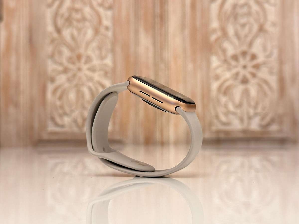 Apple Watch SE Gold Aluminium Starlight Sport Band 40mm With Original Box