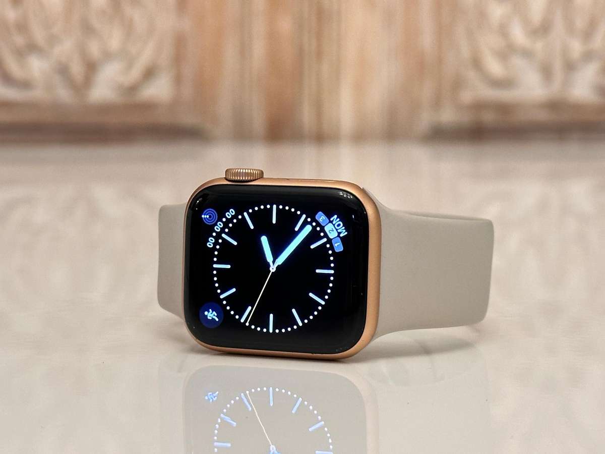 Apple Watch SE Gold Aluminium Starlight Sport Band 40mm With Original Box