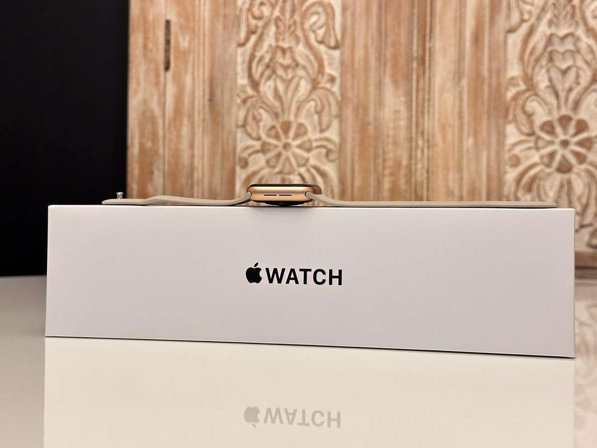 Apple Watch SE Gold Aluminium Starlight Sport Band 40mm With Original Box