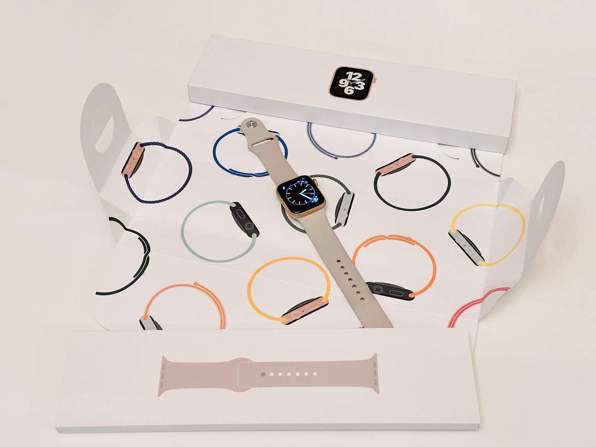 Apple Watch SE Gold Aluminium Starlight Sport Band 40mm With Original Box