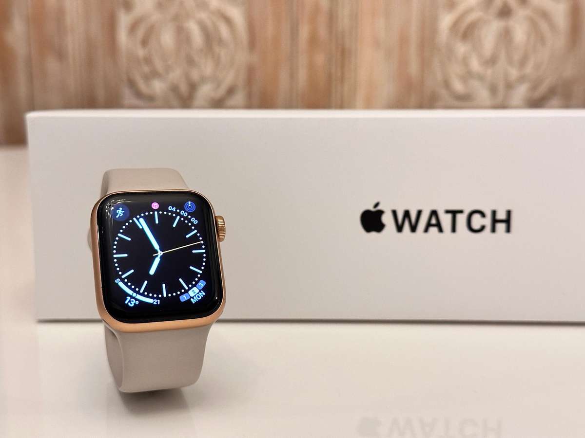 Apple Watch SE Gold Aluminium Starlight Sport Band 40mm With Original Box