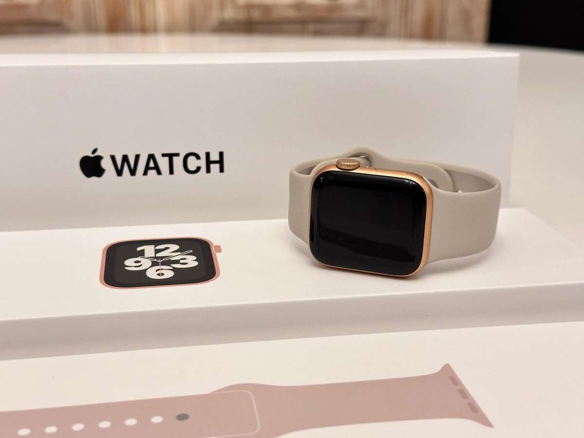 Apple Watch SE Gold Aluminium Starlight Sport Band 40mm With Original Box