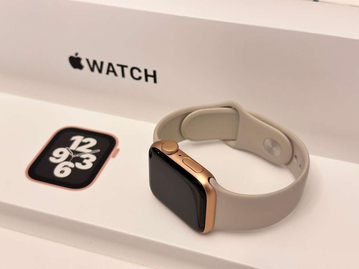 Apple Watch SE Gold Aluminium Starlight Sport Band 40mm With Original Box