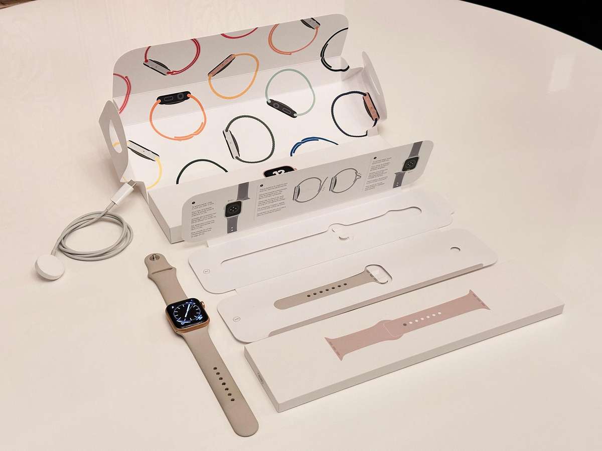 Apple Watch SE Gold Aluminium Starlight Sport Band 40mm With Original Box