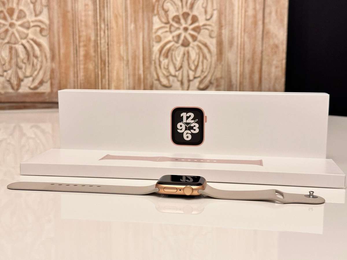 Apple Watch SE Gold Aluminium Starlight Sport Band 40mm With Original Box