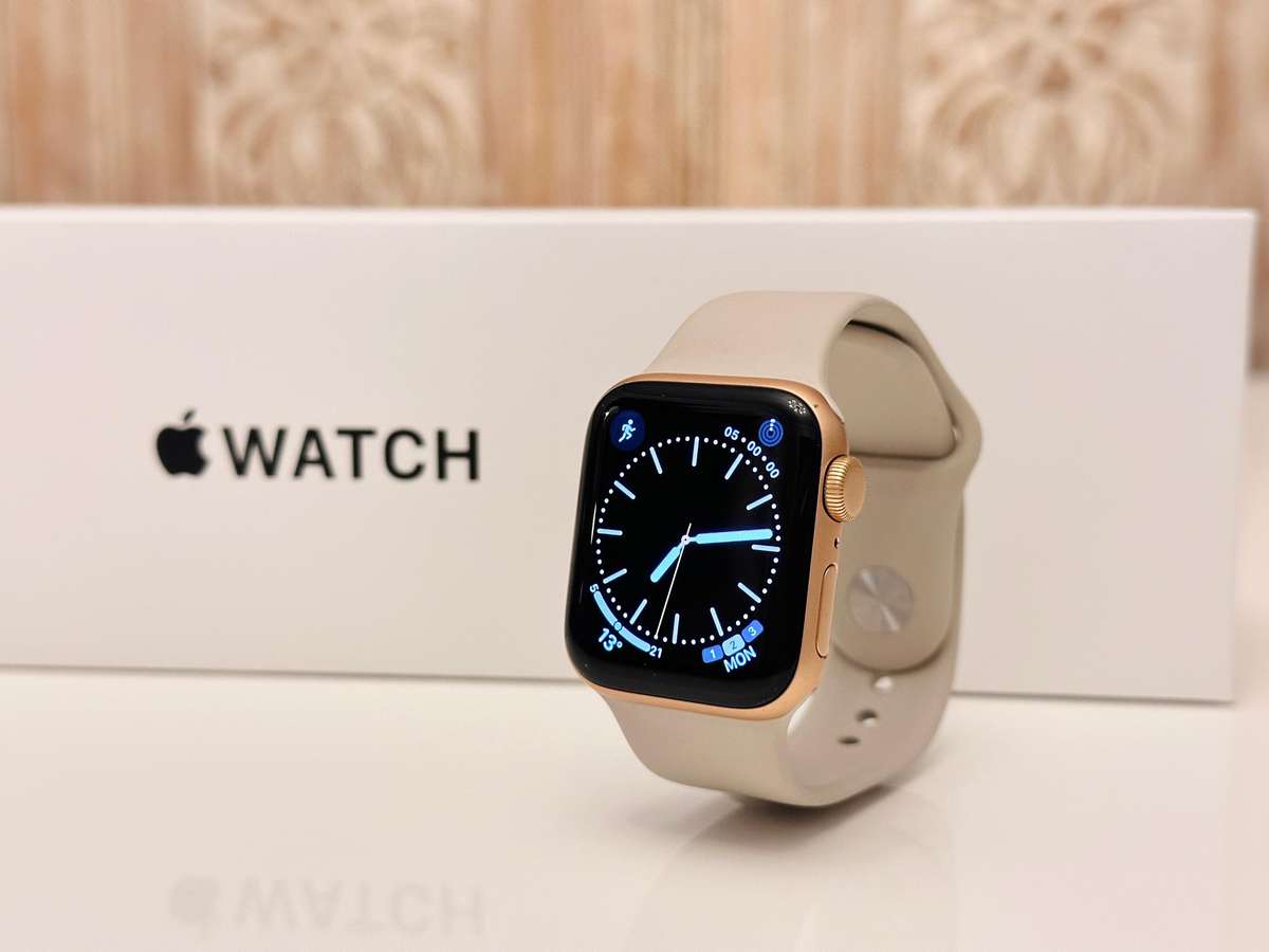 Apple Watch SE Gold Aluminium Starlight Sport Band 40mm With Original Box