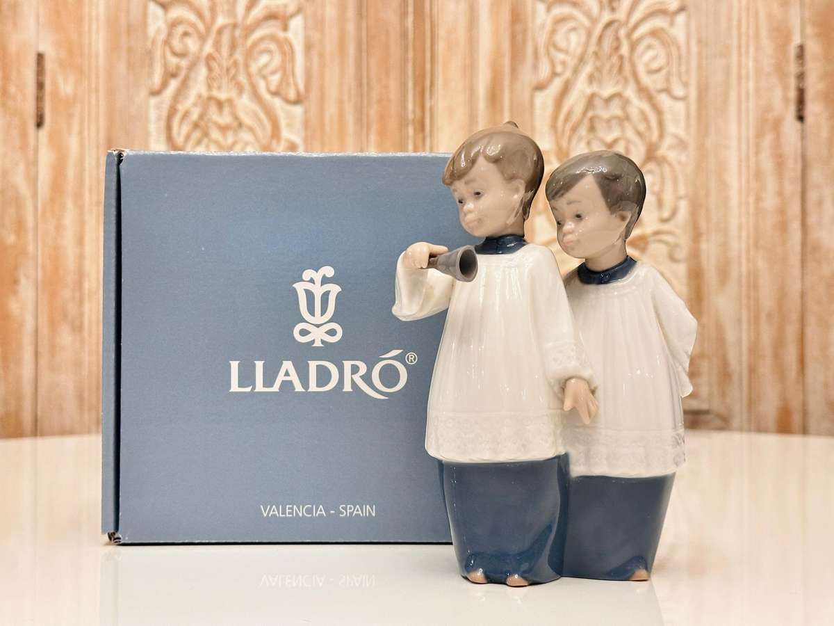 LLADRO Nao Retired Collectable - Choir Altar Boys Ringing Bell