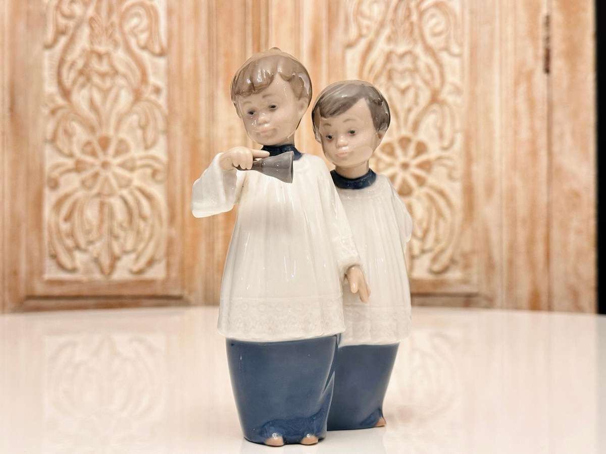LLADRO Nao Retired Collectable - Choir Altar Boys Ringing Bell