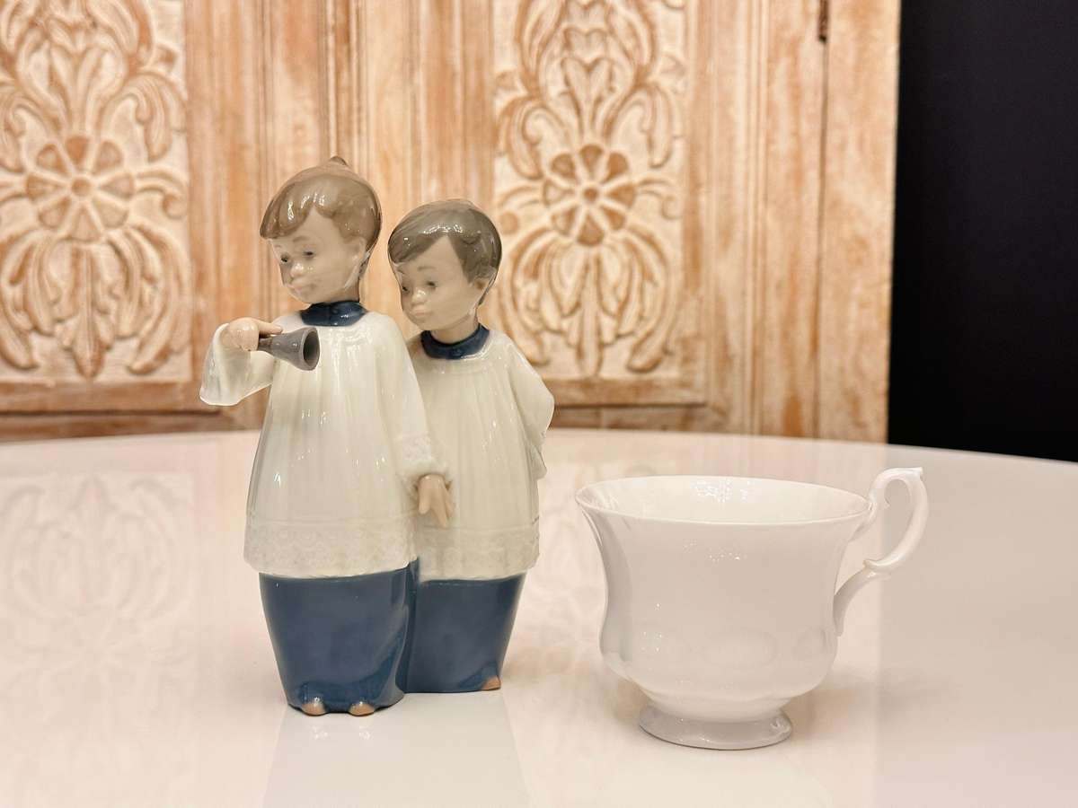 LLADRO Nao Retired Collectable - Choir Altar Boys Ringing Bell