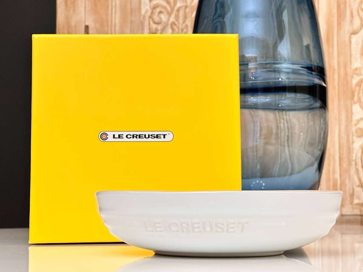 Le Creuset Signature Stoneware Round Deep Dish with Original Box