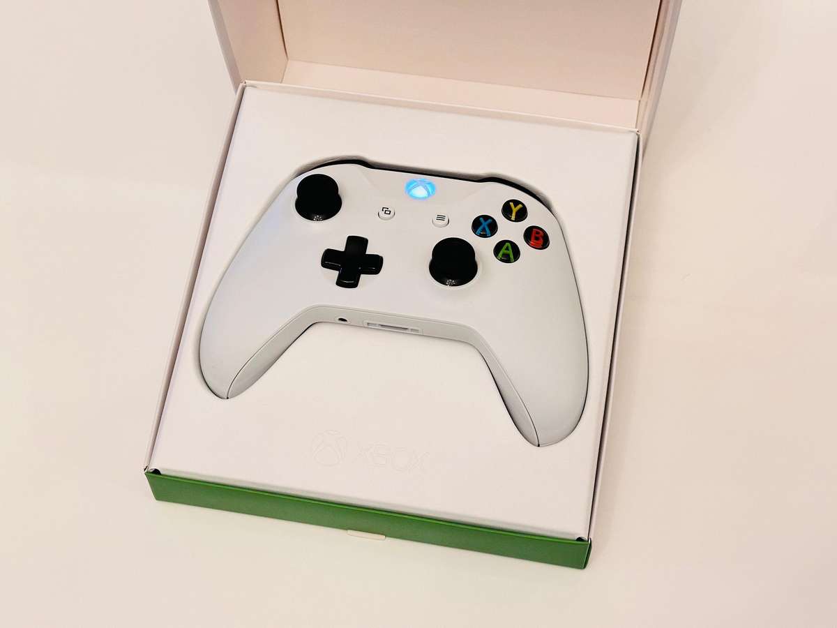 Xbox One Wireless Bluetooth Controller with Original Box