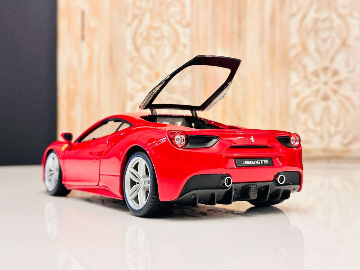 FERRARI 488 GTB 1:18 Model Collectable in Original Box