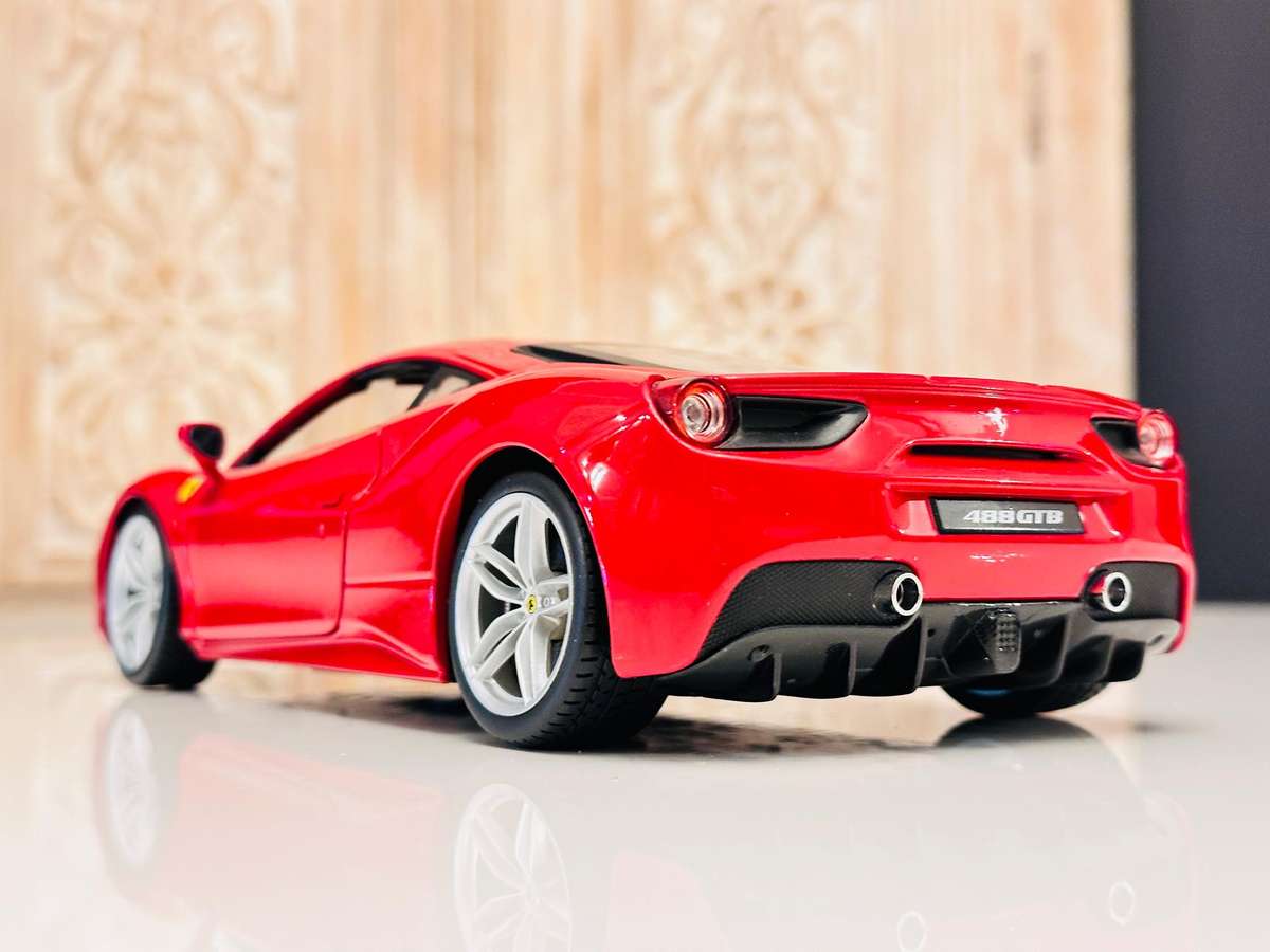FERRARI 488 GTB 1:18 Model Collectable in Original Box