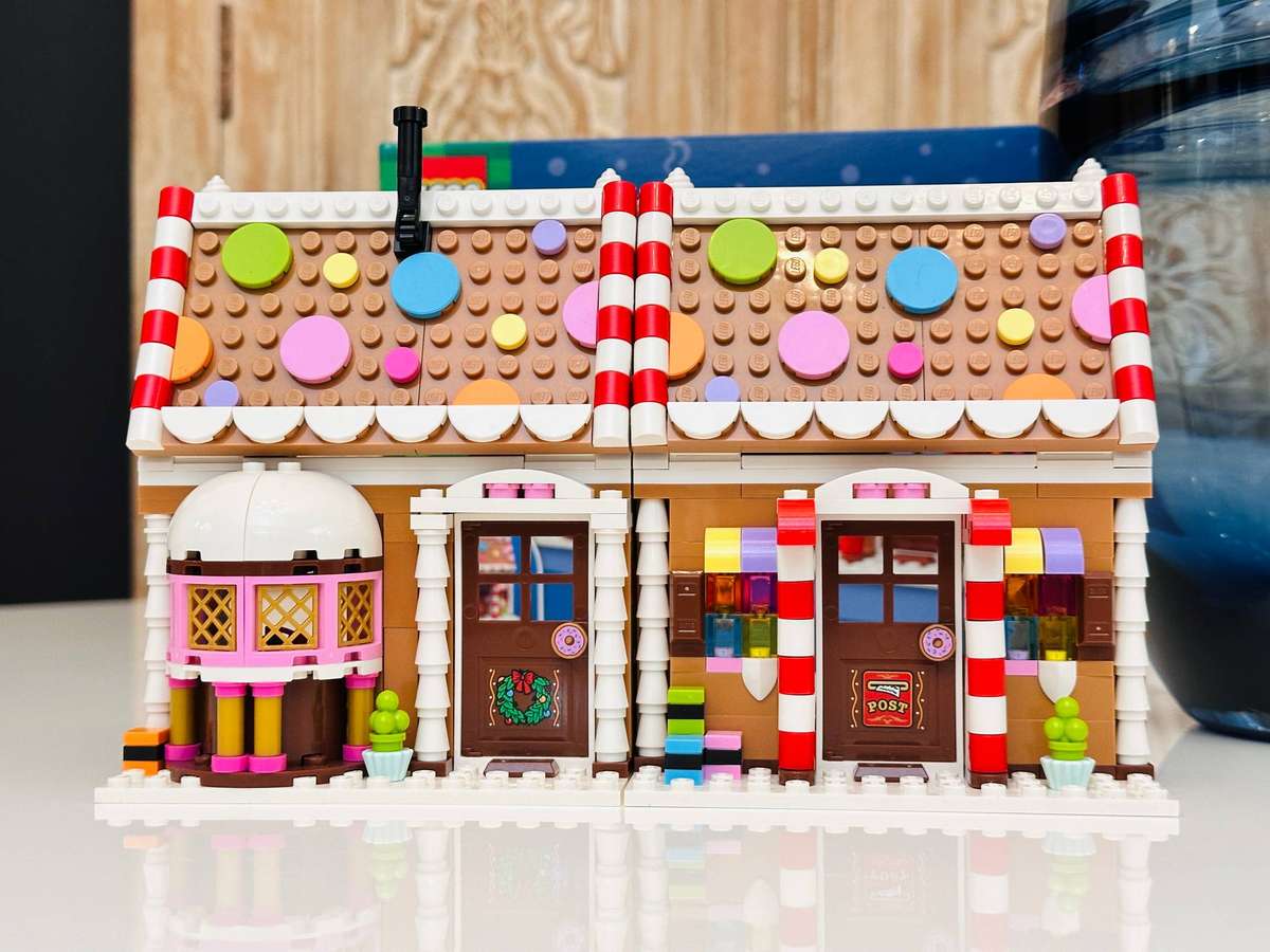 Lego Iconic Ginger Bread House Collectable Set with Original Box