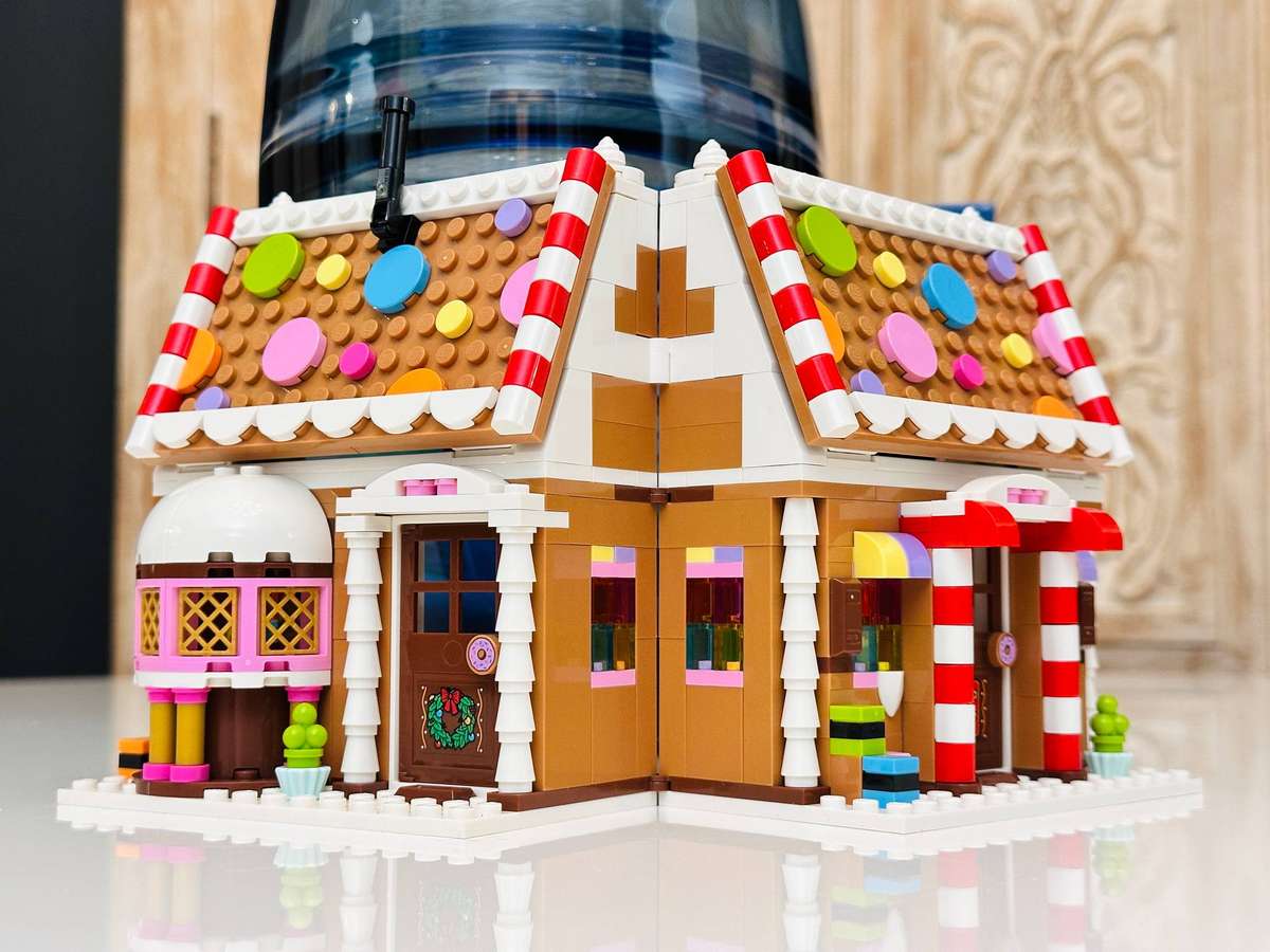 Lego Iconic Ginger Bread House Collectable Set with Original Box
