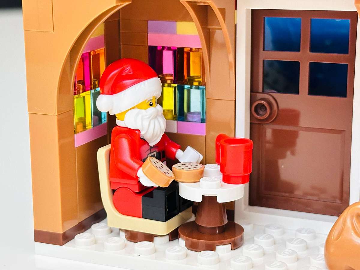 Lego Iconic Ginger Bread House Collectable Set with Original Box