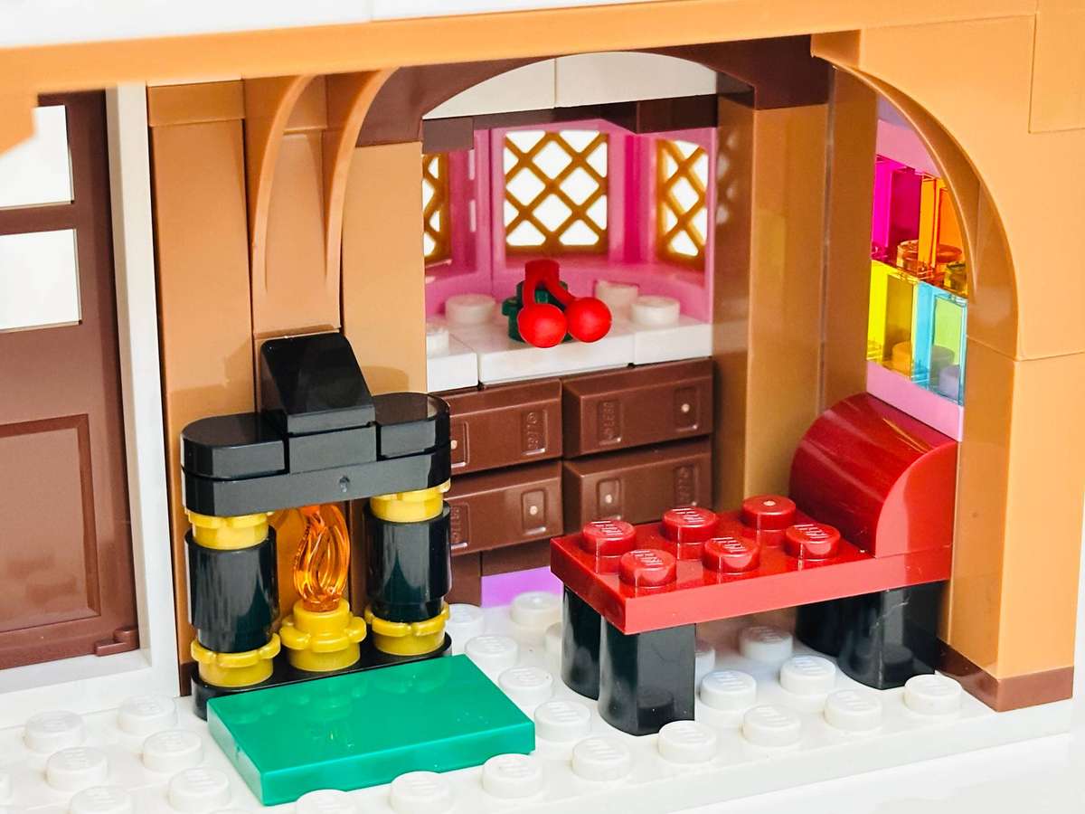 Lego Iconic Ginger Bread House Collectable Set with Original Box