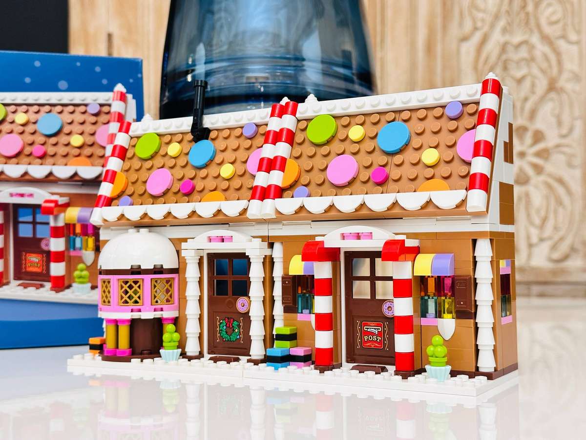 Lego Iconic Ginger Bread House Collectable Set with Original Box