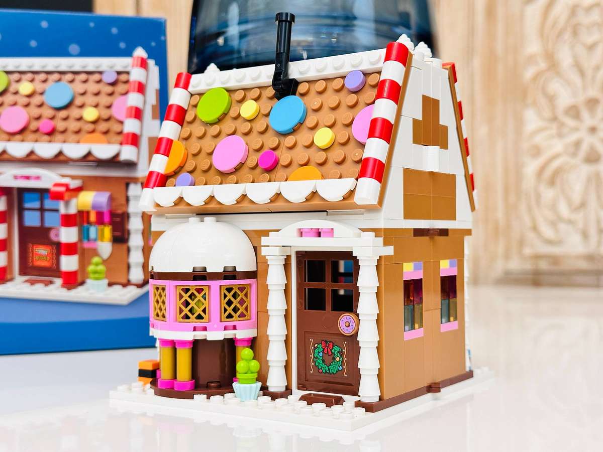 Lego Iconic Ginger Bread House Collectable Set with Original Box