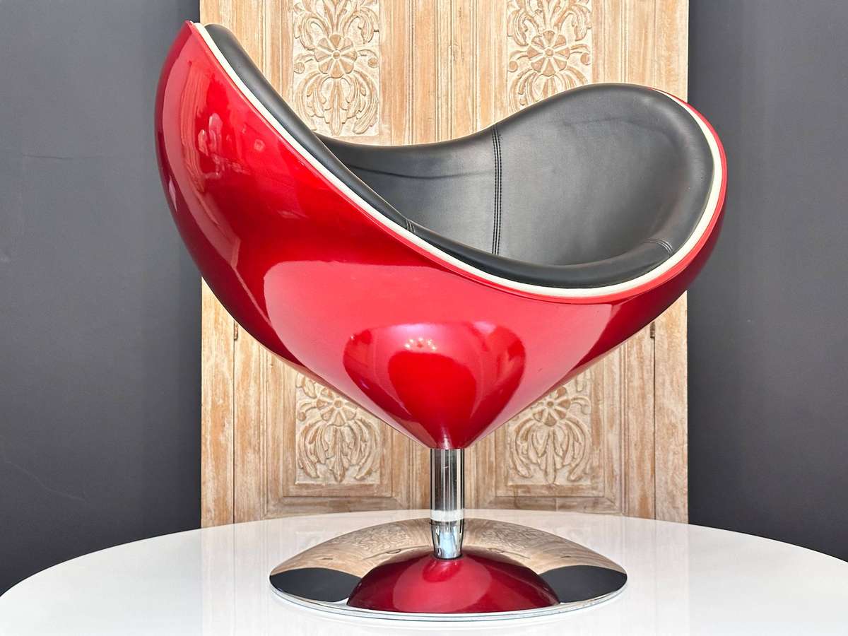 Italian Designer Retro Swivel Egg Chair