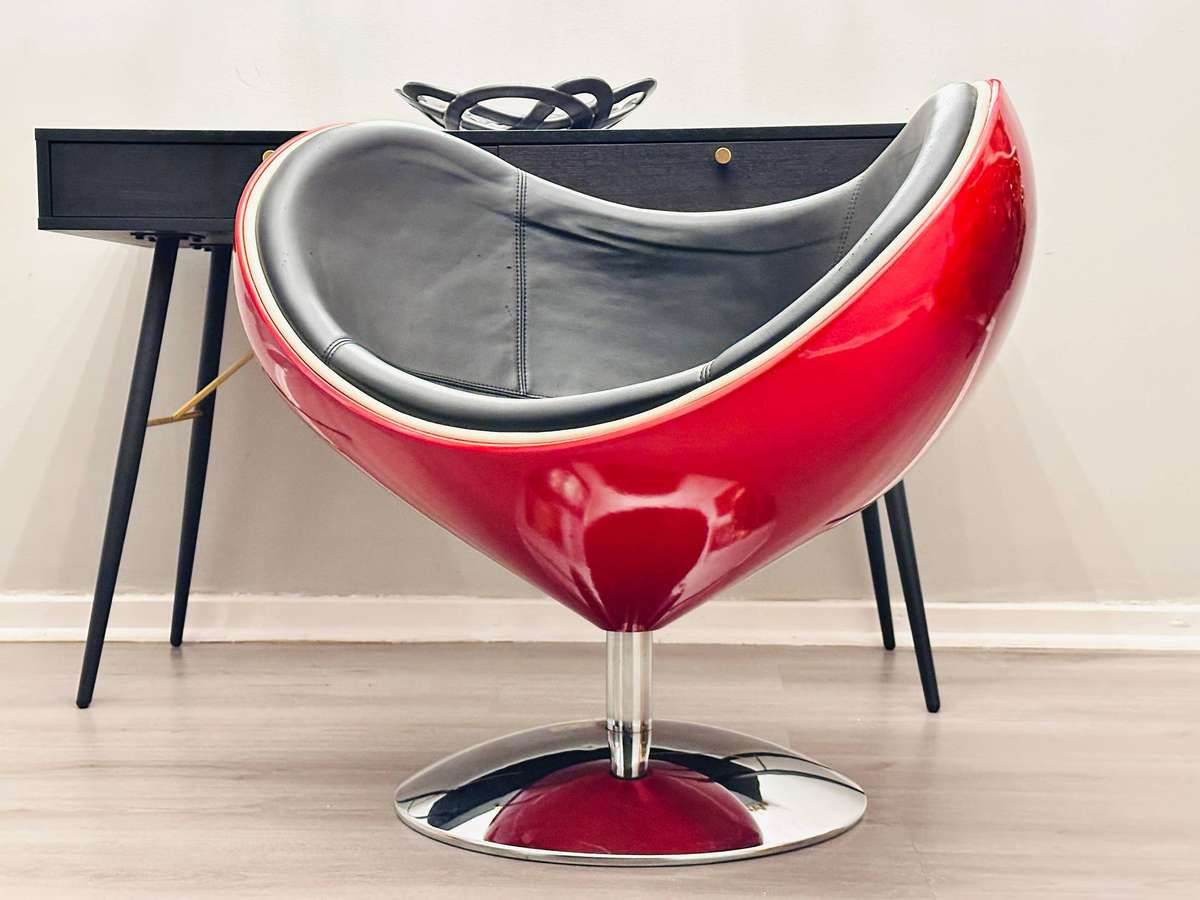 Italian Designer Retro Swivel Egg Chair