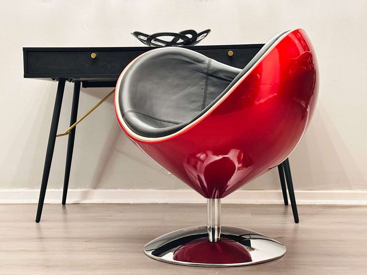 Italian Designer Retro Swivel Egg Chair