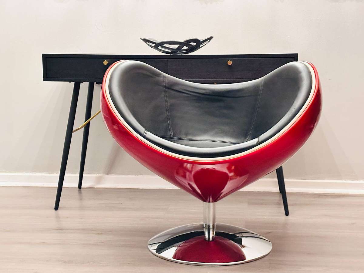 Italian Designer Retro Swivel Egg Chair
