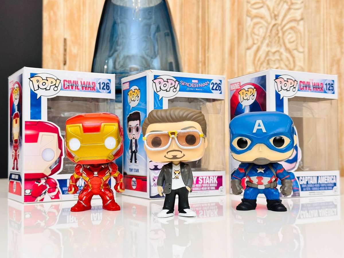 Marvel Avengers Iron Man Tony Stark & Captain America Retired Collectable Set