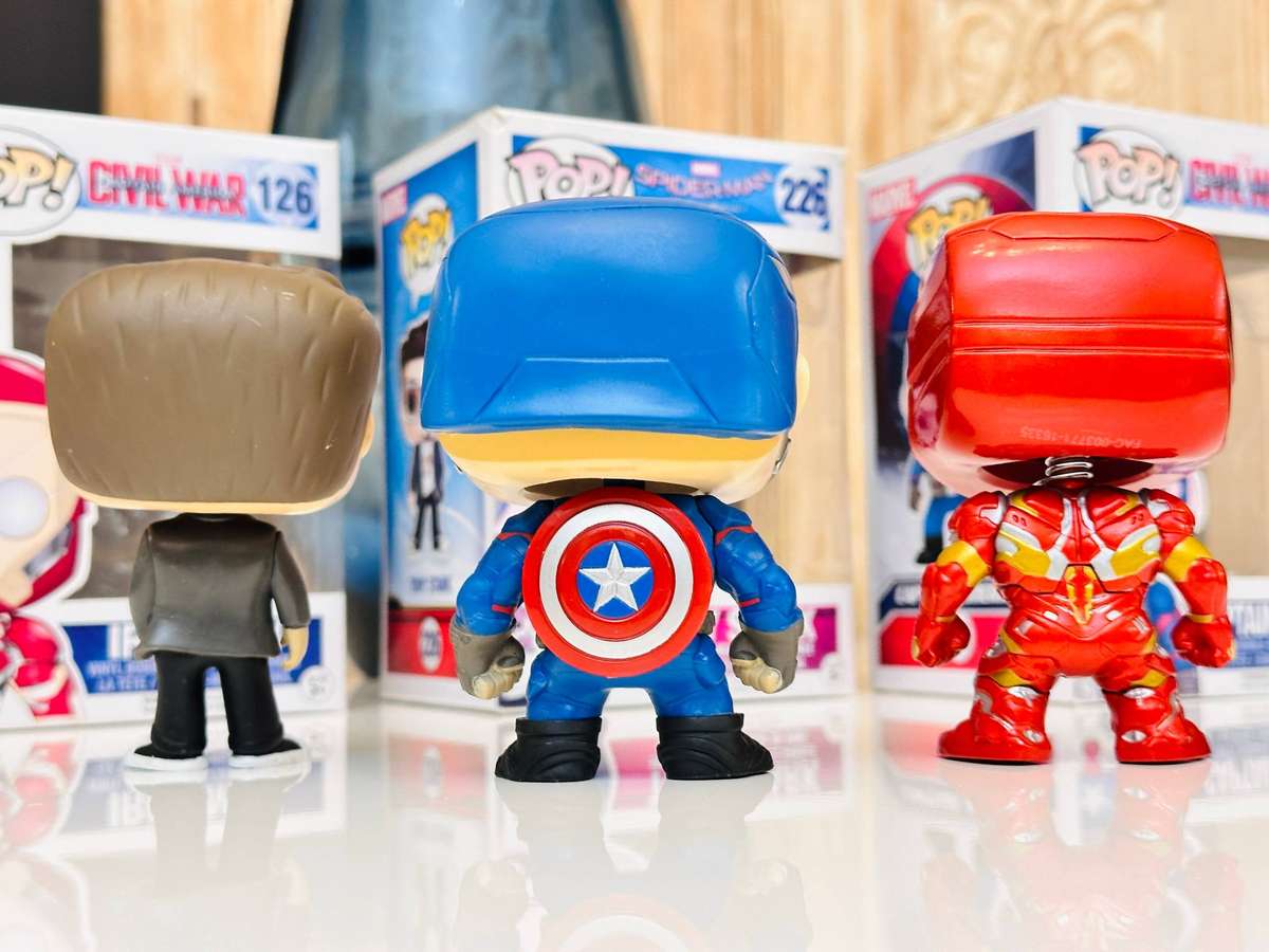 Marvel Avengers Iron Man Tony Stark & Captain America Retired Collectable Set