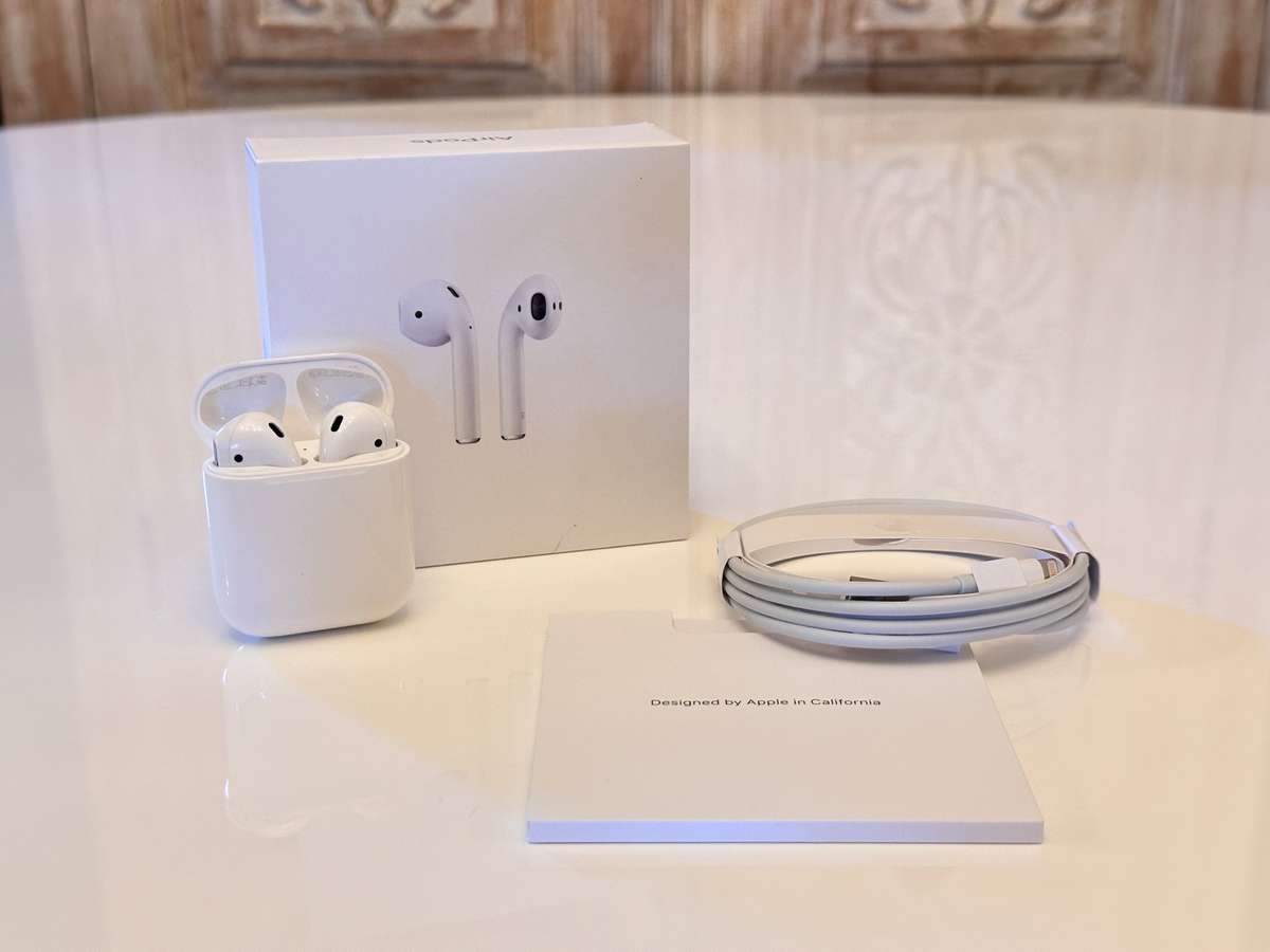 Original APPLE AirPods with Charging Case